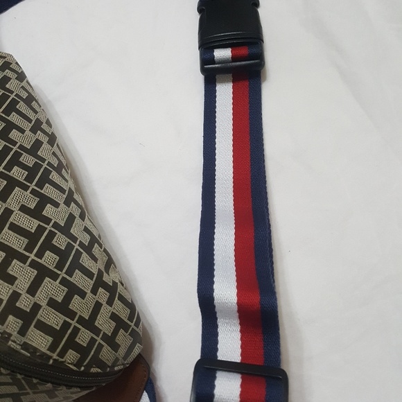 New with tags AUTHENTIC Tommy Hilfiger fanny bag - Picture 5 of 6
